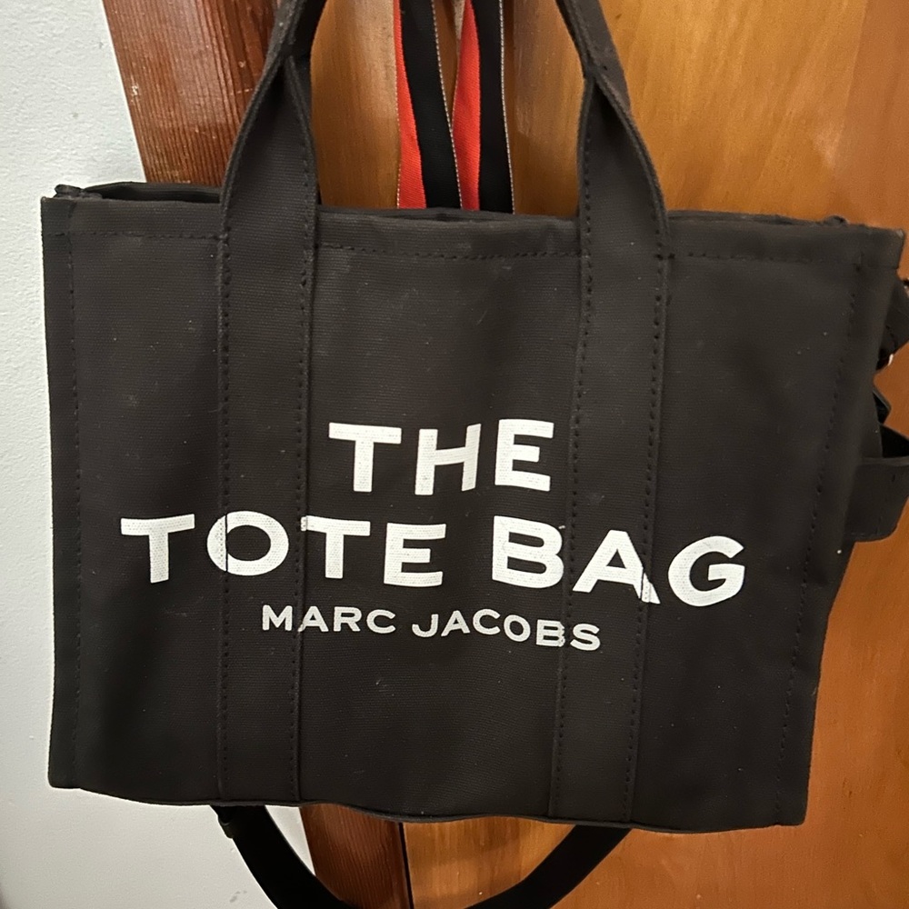 Marc Jacobs tote bag size small. Only used a few times. Perfect condition!